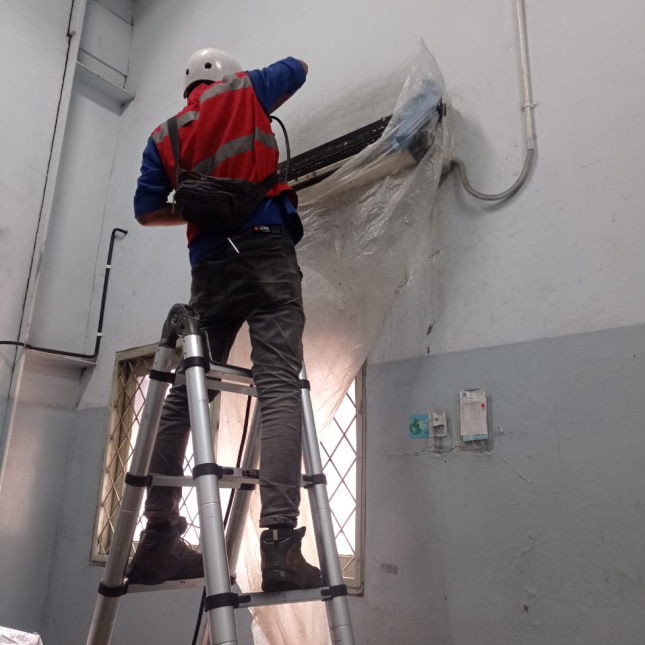 Dokumentasi pekerjaan servis AC CV Barid Indo Teknik 3