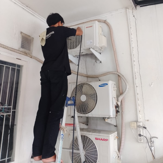 Dokumentasi pekerjaan servis AC CV Barid Indo Teknik 5