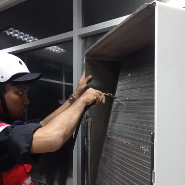 Dokumentasi pekerjaan servis AC CV Barid Indo Teknik 7