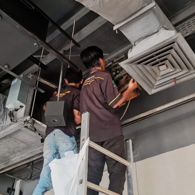 Dokumentasi pekerjaan servis AC CV Barid Indo Teknik 11