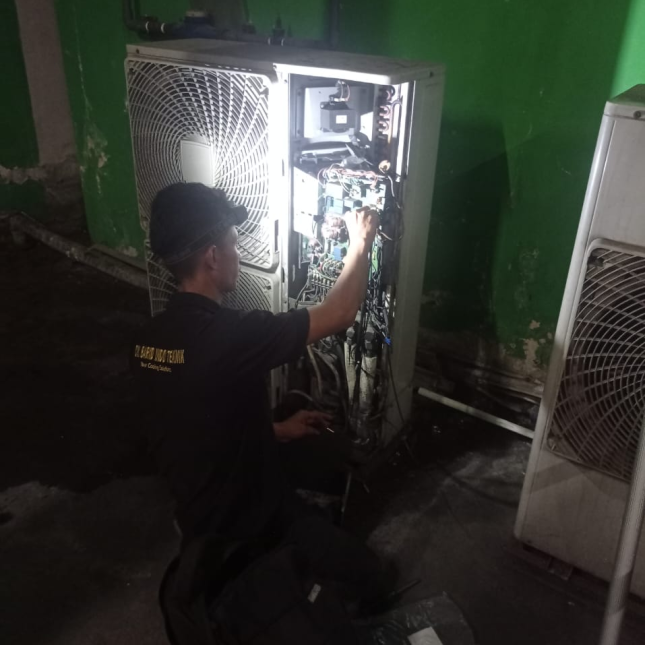 Dokumentasi pekerjaan servis AC CV Barid Indo Teknik 12